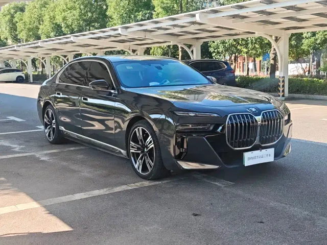 BMW i7 — Фото автомобиля 4