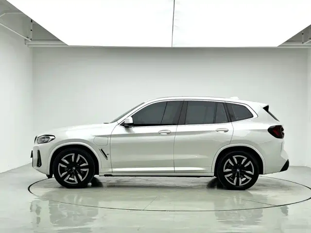 BMW iX3 — Фото автомобиля 10