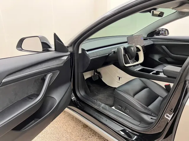 Tesla Model 3 — Фото автомобиля 15