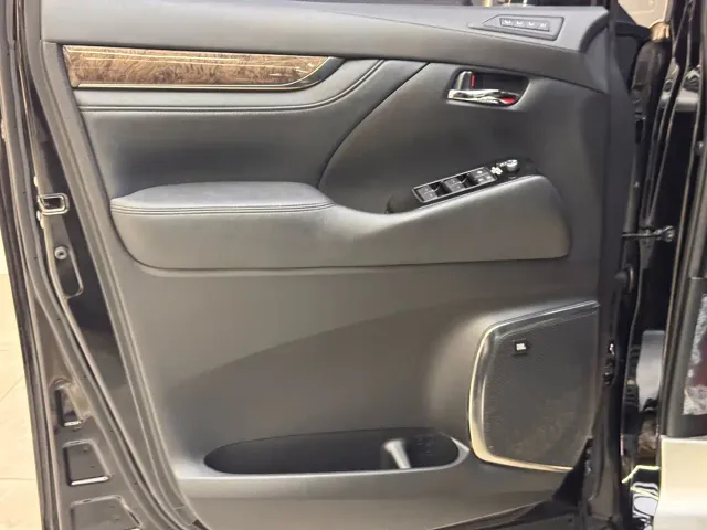 Toyota Alphard — Фото автомобиля 12