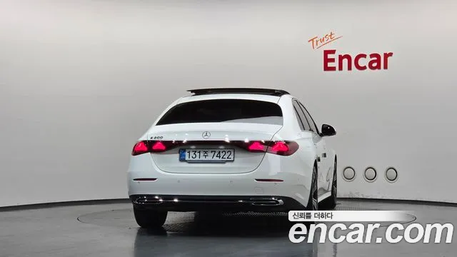 Mercedes-Benz E-Class — Фото автомобиля 4