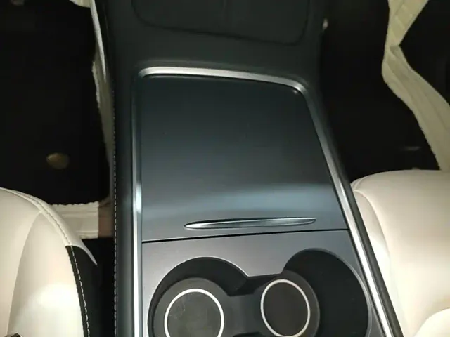 Tesla Model 3 — Фото автомобиля 9