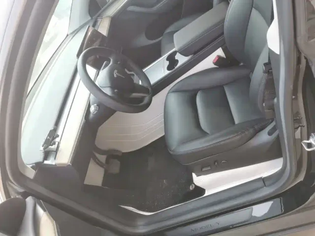 Tesla Model Y — Фото автомобиля 14