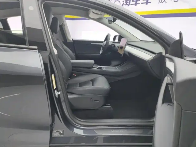 Tesla Model Y — Фото автомобиля 8