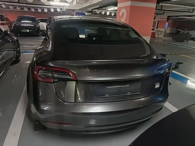 Tesla Model 3 — Фото автомобиля 5