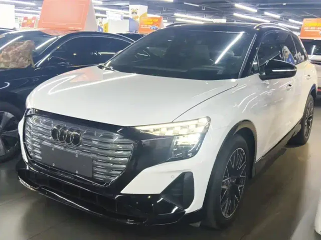 Фотография автомобиля — Audi Q5 e-tron