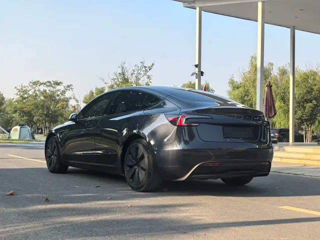 Tesla Model 3 — Фото автомобиля 7