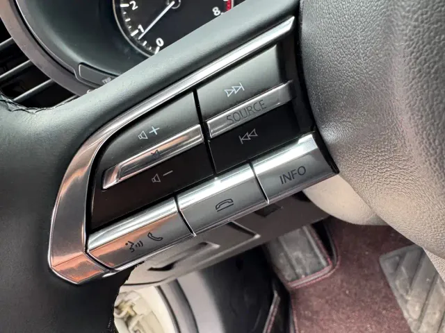 Mazda Axela — Фото автомобиля 8