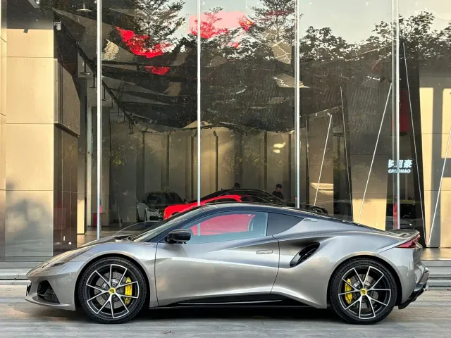 Lotus Emira — Фото автомобиля 3