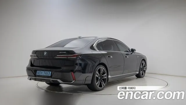 BMW i7 G70 — Фото автомобиля 2