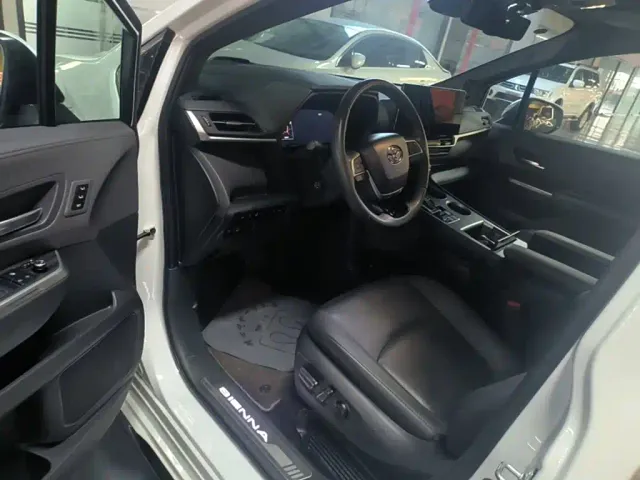 Toyota Sienna — Фото автомобиля 15