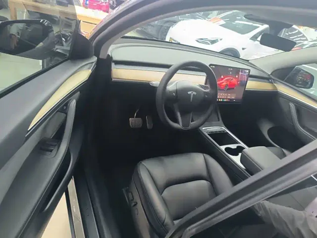 Tesla Model Y — Фото автомобиля 15