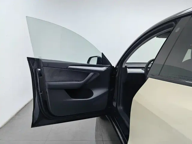 Tesla Model Y — Фото автомобиля 8