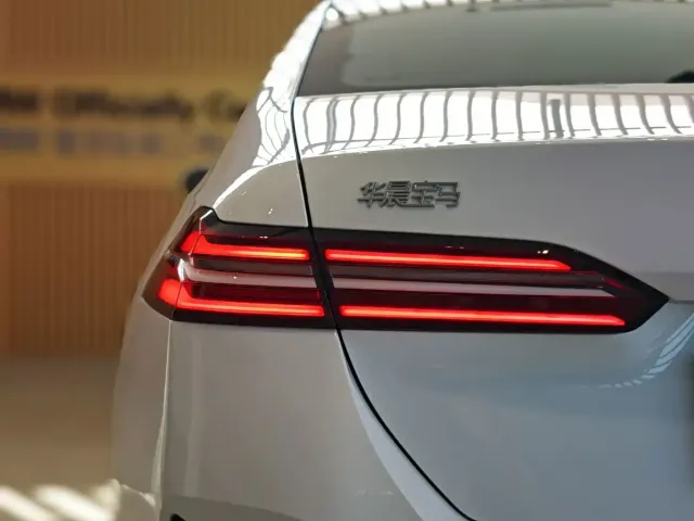BMW 5 Series — Фото автомобиля 11