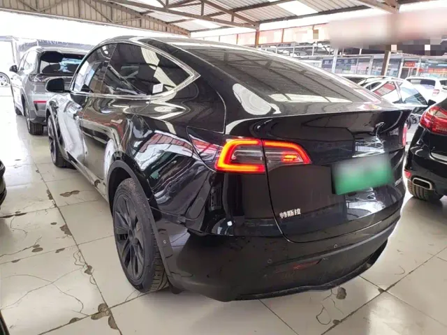 Tesla Model Y — Фото автомобиля 4