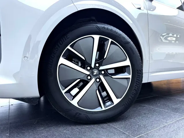 Li Auto L6 — Фото автомобиля 11
