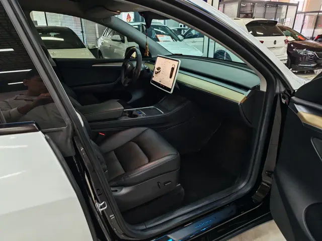 Tesla Model Y — Фото автомобиля 11