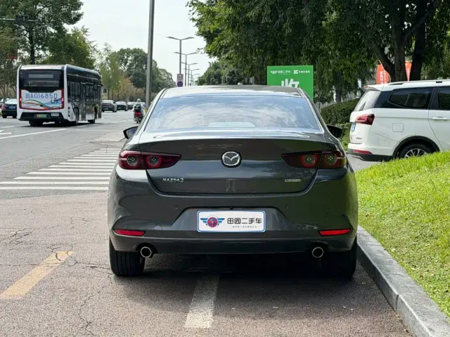 Mazda Axela — Фото автомобиля 5