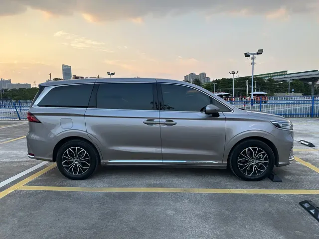 Roewe iMAX8 — Фото автомобиля 4