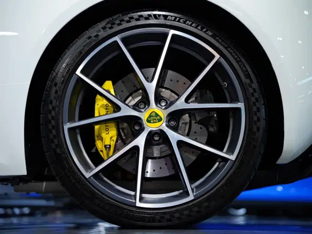 Lotus Emira — Фото автомобиля 3