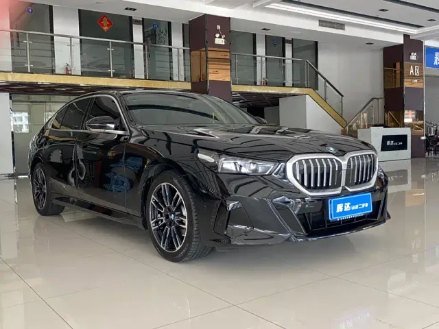BMW 5 Series — Фото автомобиля 3