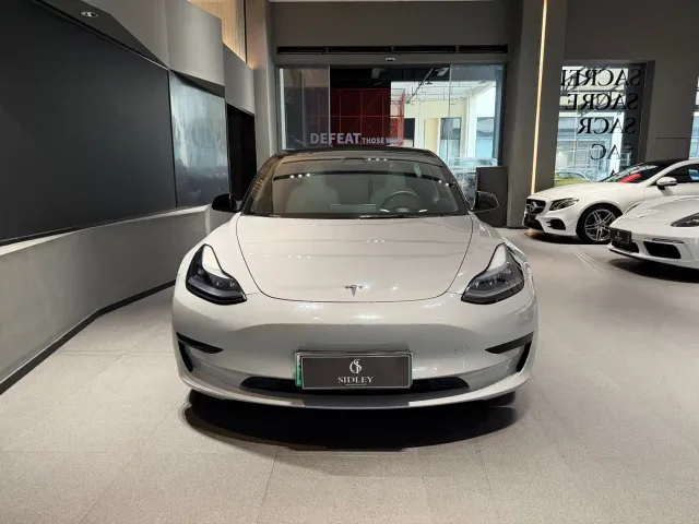 Tesla Model 3 — Фото автомобиля 2