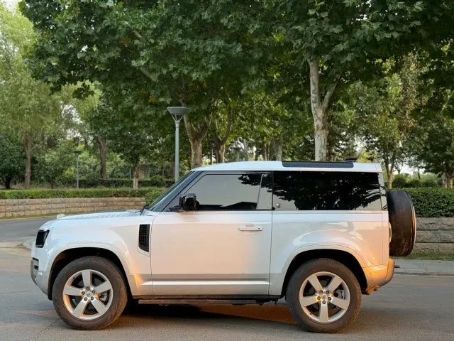 Land Rover Defender — Фото автомобиля 7