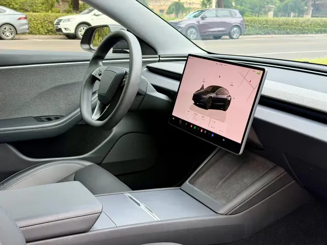 Tesla Model 3 — Фото автомобиля 9