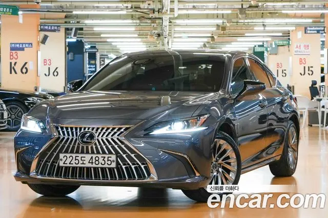 Фотография автомобиля — Lexus ES 7th Gen