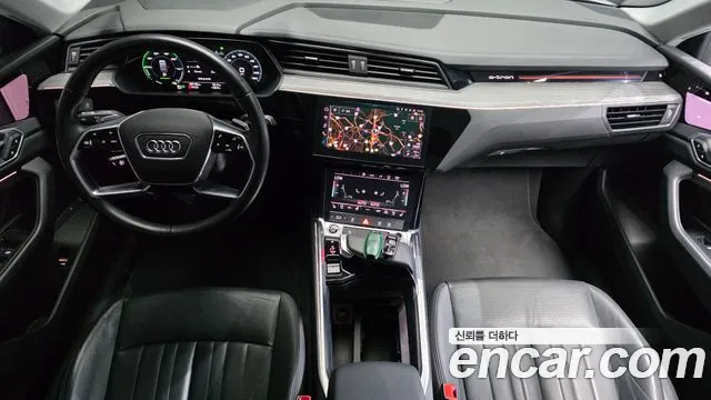 Audi e-tron — Фото автомобиля 5
