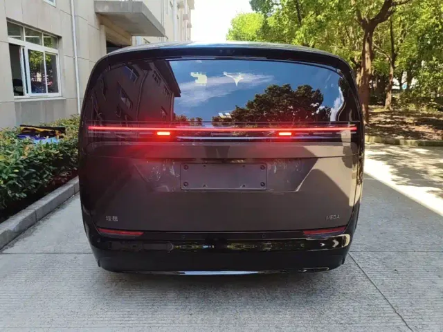 Li Auto MEGA — Фото автомобиля 5