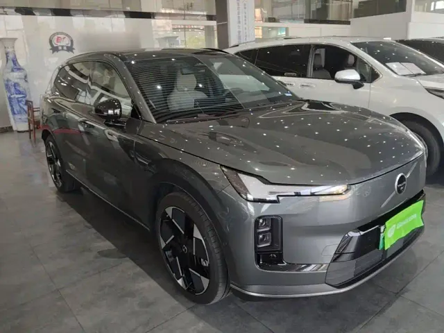 Volvo XC70 Plug-in Hybrid — Фото автомобиля 3