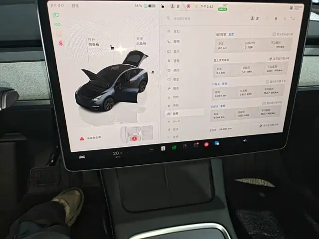 Tesla Model Y — Фото автомобиля 17