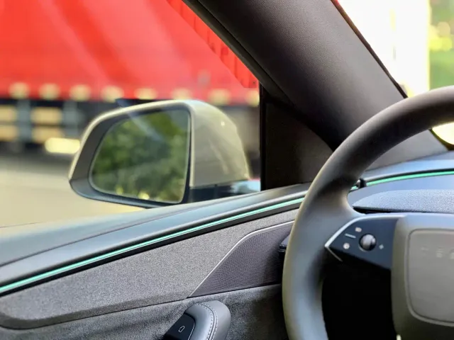 Tesla Model Y L — Фото автомобиля 17