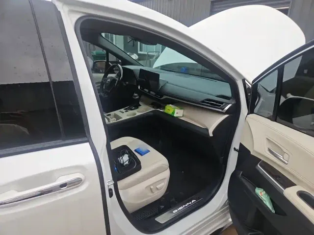 Toyota Sienna — Фото автомобиля 17