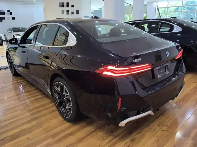 BMW 5 Series — Фото автомобиля 4