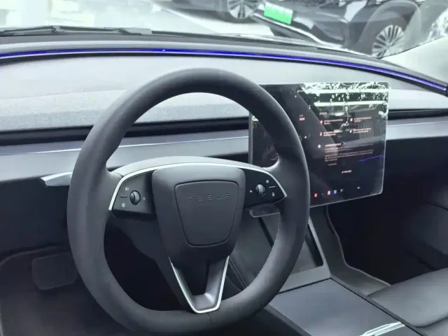 Tesla Model 3 — Фото автомобиля 7