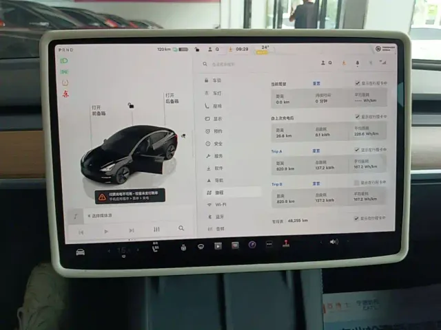 Tesla Model 3 — Фото автомобиля 11
