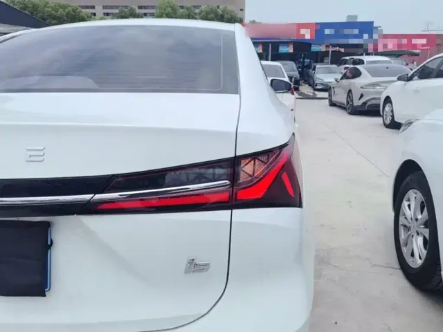 Roewe i5 — Фото автомобиля 24