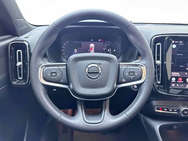 Volvo XC40 — Фото автомобиля 12