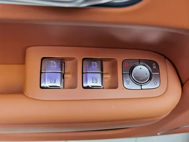 Li Auto L8 — Фото автомобиля 9