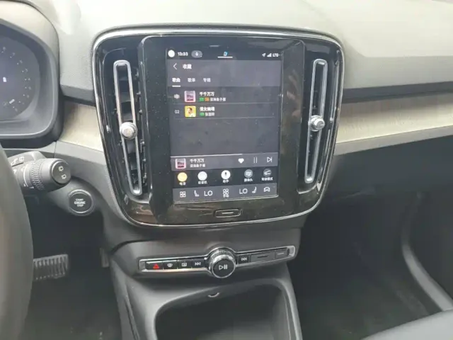 Volvo XC40 — Фото автомобиля 12