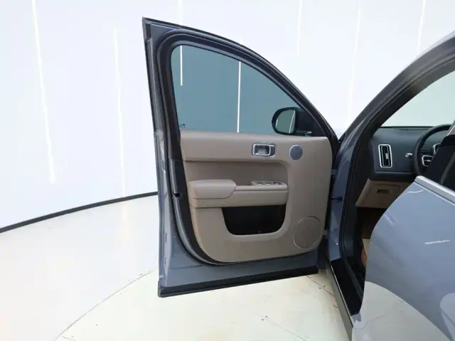Li Auto L8 — Фото автомобиля 23