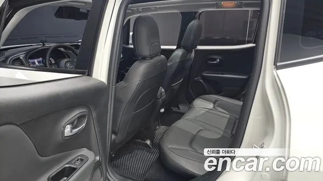 Jeep Renegade — Фото автомобиля 12