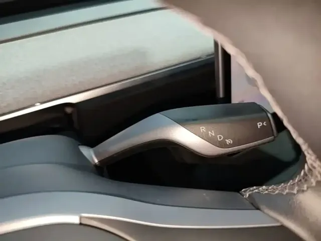 Tesla Model Y — Фото автомобиля 13