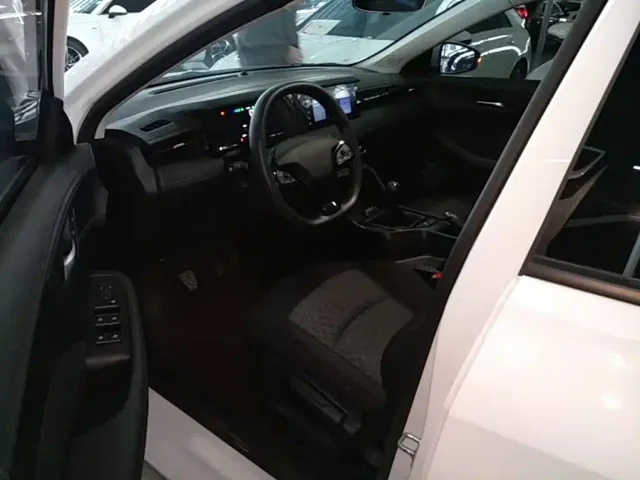 Roewe i5 — Фото автомобиля 14