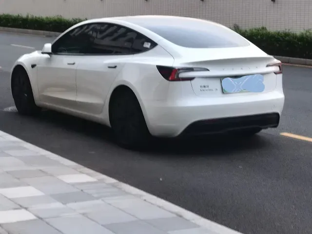 Tesla Model 3 — Фото автомобиля 11