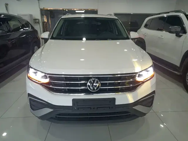 Volkswagen Tiguan L — Фото автомобиля 2
