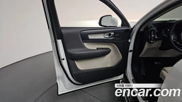 Вольво XC40 B4 Ultimate Bright — Фото автомобиля 17