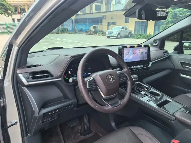 Toyota Sienna — Фото автомобиля 13